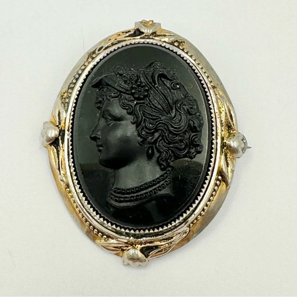Antique Victorian Mourning Left Facing Cameo Brooch
